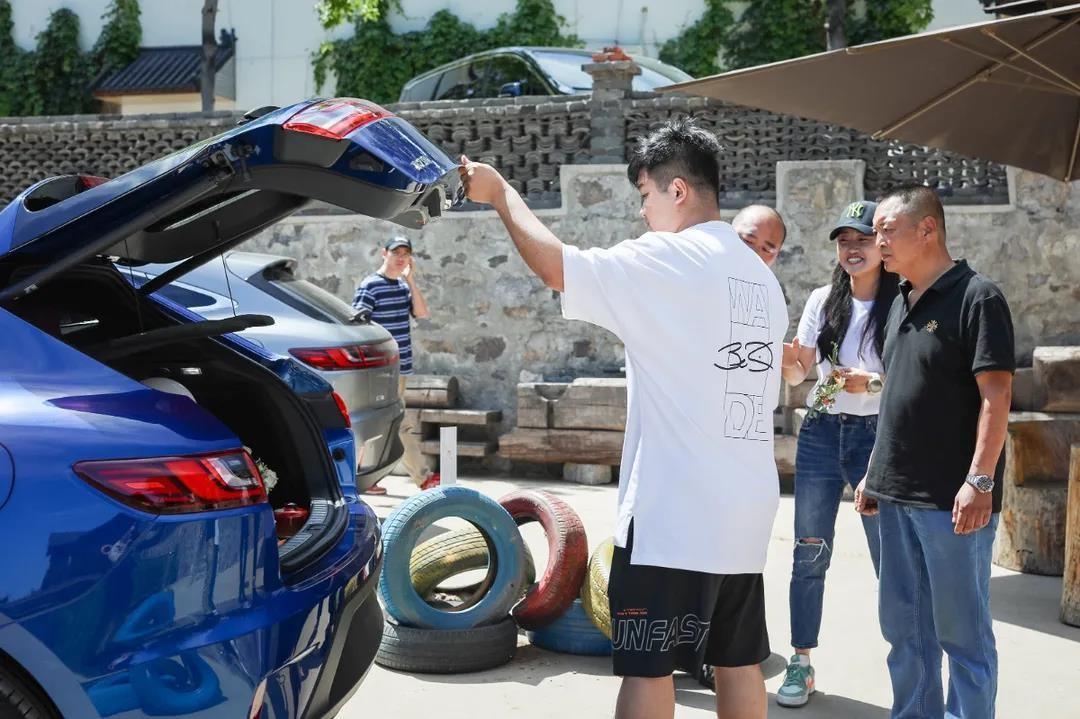 八老公路最新动态，温情日常在路上